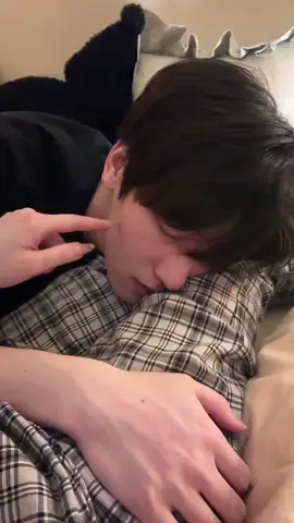 jangan jauh jauh ihh #kiss #hug #cuddles #clingy #帅哥 #china #douyin #douyin抖音 #chinesseboy #douyinchinese #chinaboyfriend #douyinboy #douyinchina 