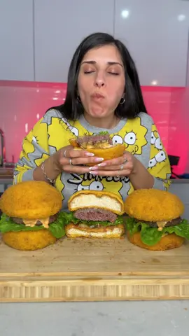 חיסול חמץ זה השם השני שלי😏  לחם עם פירורי לחם? קל שכן! כי שבוע אחרון לחמץ צריך לנצל היטב💪🏽🍔 #עומרלוי #אוכל #המבורגר 