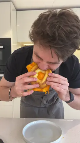 Viral breakfast sandwich 🥪  #breakfastsandwich #5minutesandwich #quickrecipe #simplebreakfast #foodtiktok #breakfastideas #bagel #eggsandwich 