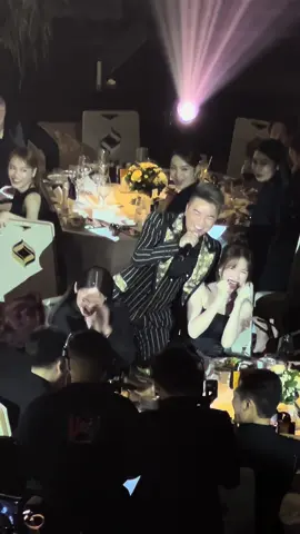 Đám cưới Minh Tú nhưng tui hát đi chào bàn dị có được hong ha, Hoà Minzy, Huỳnh Lập, Trường Giang, Trúc Nhân và các em quá đáng iu #DamVinhHung #damcuoiminhtu 