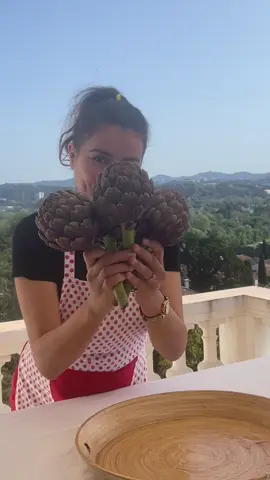 Artichauts à la sauce rouge et sauce verte Ingrédients : Artichauts bien lavés et égouttés 🌿SAUCE VERTE 2 càs de mayonnaise allégée 3 càs de fromage blanc 1 gousse d'ail Jus d'1/2 citron 1/2 Oignon rouge ou 1échalote Ciboulette Persil  Sel et poivre 🍅🌶️SAUCE ROUGE 1 càs Coulis de tomate 2 càs Crème fraîche épaisse 1 càc Moutarde 1 gousse d'ail 1 Tomate coupées en dès Jus d'1/2 citron Sel, Poivre, Paprika fumé Quelques gouttes Tabasco Étapes : 1️⃣ Cuire vos artichauts au four 1h15 à 190 °C, ou autocuiseur 15minutes ou à la vapeur 2️⃣ Préparez la sauce verte en mélangeant jus de citron, ail, mayonnaise, fromage blanc, oignon rouge ou échalote, ciboulette, persil, sel et poivre. 3️⃣ Pour la sauce rouge, mélangez coulis de tomate, crème fraîche, moutarde, jus de citron, ail, sel, poivre, paprika fumé, tabasco et dés de tomate. 4️⃣ Une fois les artichauts cuits, dégustez-les avec les deux sauces et savourez chaque bouchée, de la feuille jusqu'au cœur ! #artichaut #recettefacile #vinaigrette #artichoke 