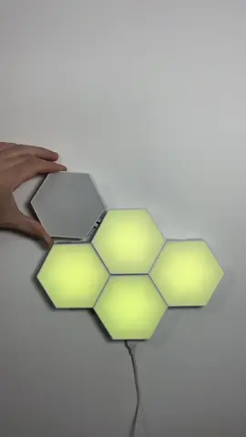 Luces de pixeles hexagonales con control desde el movil. #luces #lampara  . . . . . . . . . . . . . . . . . . . . . . Luces hexagonales de pared. Se conectan con USB y se controlan desde el movil. Se puede crear el diseño personalizado. Con todos los colores RGB