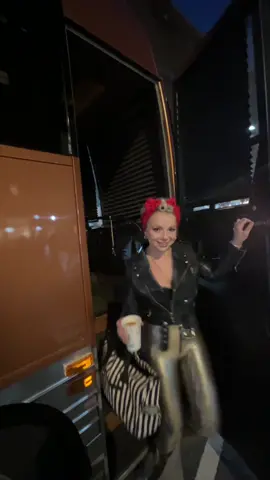 Tour diary, day 5,148… 😘 #samanthafish #fyp #BehindTheScenes #OnTour #TourDiary 