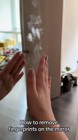 Short guide how to remove fingerprints on the mirror with a shaving foam🫧🫧  #cleaninghacks #cleaninghack #cleaning 