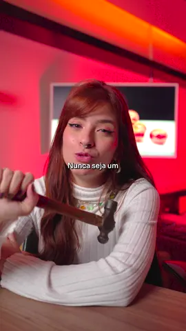 Pode reparar, prestamos mais atenção quando temos estímulos visuais dentro do vídeo. 👀 É claro que segurar um maracujá não vai te fazer viralizar, mas ao entender como a mente funciona, podemos usar os princípios ao nosso favor. 🔔 Clique no Link da BIO para aceitar o desafio: 👉🏻