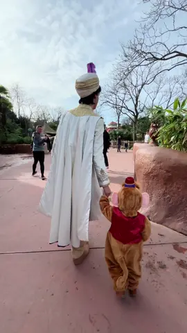 Réponse à @Anya Valentina Wheat Mission trouver Jasmine !  Merci aux cast member d’avoir encore fait vivre à ma fille un moment de magie @Disneyland Paris ✨ Nous sommes si reconnaissantes. @Disney Parks  #castcompliment #disney #disneyland #disneylandparis #meet #aladdin #jasmine #abu #castmember #thankyou #viral 