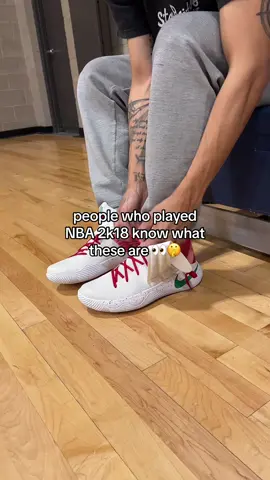 plug knows I love Kyries, texted me some pics of a gem 🤩🔥 #kyrie4 #basketball #sneakers #kyrieirving #2k18 