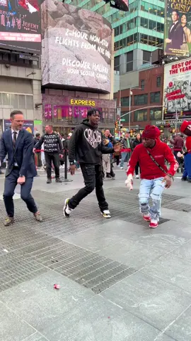 I actually need someone to teach me how to dougie 😭 #nyc #timessquare #hideaway @Archer🏹 @dre_da_dancer 