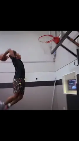 Mikey Williams agressive DUNKS in practice 😤 #basketball #NBA #mikeywilliams #fyp #Viral #dunk #highschoolbasketball #edit #angry #tiktokusa #california #sports #bsktbhoopedits #moments 