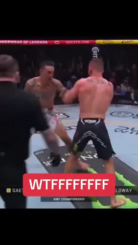 MAX HOLLOWAY SLEEPS JUSTIN GAETHJE AT THE LAST SECOND 😳 @UFC #maxholloway #UFC #ufc300 