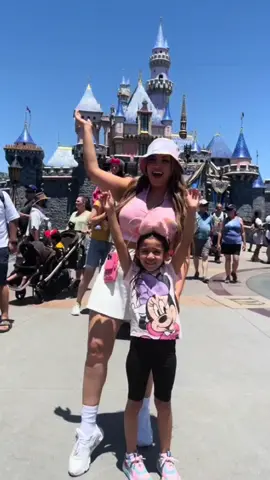 Explorando Disneyland juntas, creando recuerdos mágicos que durarán toda la vida. ¡Amor y diversión en cada paso! 💖🎢 🏰#DisneyConMiHija #DisneyConMiHija #MomentosMágicos #RecuerdosInolvidables #Disneylandia 