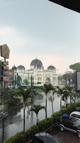 Medan, hujan dan kamu