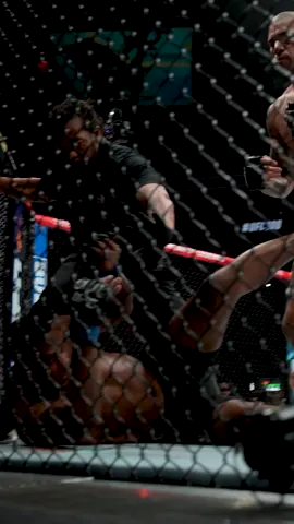 A divisão dos meio-pesados segue com #AlexPoatan no topo! 🏆 Nocaute no primeiro round para o brasileiro! #UFC #MMA #TikTOkEsportes #UFC300