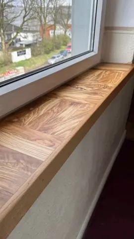 Fensterbank aus Olivenholz 💚🥰 Parkettleger #Bodenlegerarbeiten #Umbau #Renovation #Sanierung #Einfamilienhaus #parkett #parquet #haussanierung #parkettboden #bodenleger #usareels #parkettlegermeister  #паркет #parkettboos  #flooring #hardwoodflooring #parquetlayer #parkettliebe #holz #holzboden #parquetlove #parket #parquetflooring  #parkettlegermeister #bodenlegermeister #fliesenleger #fliesenlegermeister #malermeister #tischlermeister #schreinermeister #woodworking #woodworker