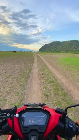 Ternyata rameeee banget yang libur lebaran ke pantai pasir putih poto tano ini 🥳🥳 #sumbawa #mascmul 