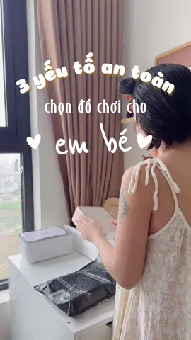 Một chiếc đồ chơi kiêm gặm nướu xịn xò, ngoài giúp bé thoải mái hơn khi ngứa hoặc đau nướu thì còn giúp phát triển khả năng vận động tinh nữa. Hãng kêu 6m mới xài?? Nhưng tui thấy tầm 3 tháng tập cầm nắm là chơi từ từ dc rồi nè. #mebimsua #lamme #mebau #mebimhiendai #mevabe #fypシ 