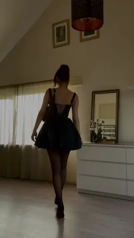 I need someone to learn me how to walk in these heels or my man ✨🖤 #classystyle #blackdress #littleblackdress 