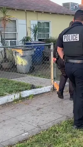 Kind-hearted policemen adopted the dog stuck in the door 🙏🙏🙏🙏🙏🙏❤️❤️❤️❤️❤️❤️🥰🥰🥰🥰🥰🥰💪#rescue #rescueanimals #rescuedog #rescuedogsoftiktok #animals #animalsoftiktok #dog #dogsoftiktok #fyp 