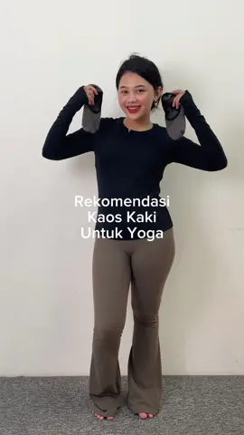 Siapa Yang Suka Yoga? Yuk Klik Keranjang Kuning Sekarang ‼️💕 #yoga #kaoskakiyogaantislip #fypシ #olahraga #leahhalton #yogalover 