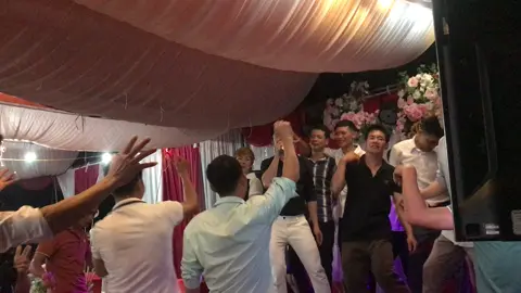 Ae Bản Nuầy nhảy bốc quá nhưng em cân tất. Bắt tất cả các loại gió mùa kêt cả gió lào 🤣