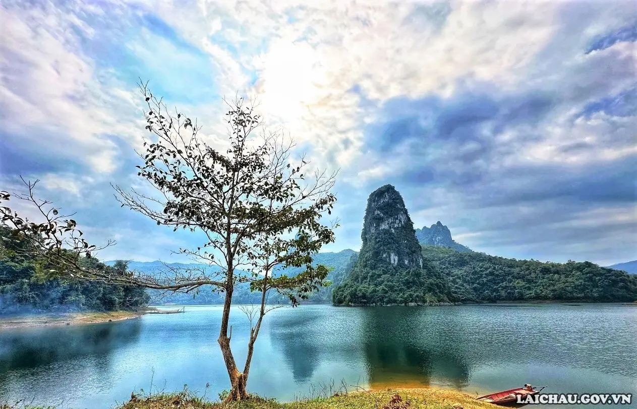 Vịnh Phá Khôm thuộc xã Pha Mu cách trung tâm huyện Than Uyên, tỉnh Lai Châu 30km. Vịnh được hình thành từ khi có lòng hồ Thủy điện Bản Chát, nơi đây có vẻ đẹp hài hòa giữa sông nước bao la, núi non trùng điệp tạo nên phong cảnh hữu tình và được ví như “Vịnh Hạ Long” trên núi khiến bất cứ ai khi đặt chân đến nơi đây đều rất thích thú. Và Khi đến Tây Bắc vào mỗi mùa lúa chín, bạn sẽ nghe người dân truyền tai nhau câu ngợi khen: 