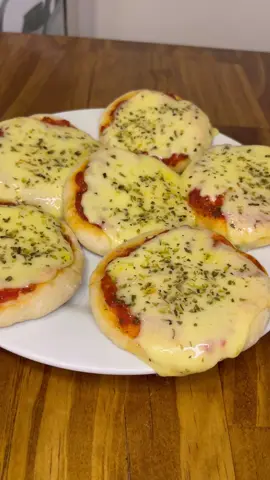 Pizzetas! 🍕🍕 La receta que te salva los compleaños, juntada o simplemente la cena! 🥰🤤 Súper fácil de hacer y en poquito tiempo las tenes listas! 🙌🏻👌🏻 📖Para hacerlas necesitamos:  500 gr de harina 000 2 cucharadas de sal 25 gr de levadura fresca / 5 gr levadura seca 3 cucharadas de aceite  300 cc de agua  📖Para la salsa:  1 diente de ajo  1 lata de tomate perita triturado (puede ser puré de tomate)  Condimentos a gusto (yo use, orégano, pimentón, pimienta y sal)  Si te gusta le podes agregar cebolla!  500 gr aprox de muzzarella  Anímate a hacerlas y después me contas 😉 🤜🏻🤛🏻 #pizza #pizzeta #muzzarella #pizzalover #cena #cumpleaños #Receta #tandil 