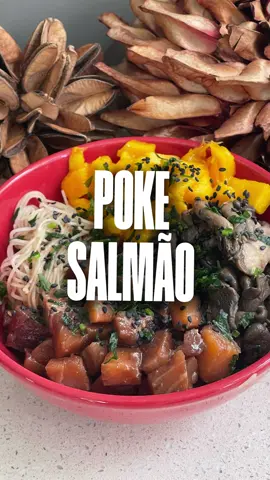 O poke é um prato típico da culinária havaiana e com influência japonesa, composto por peixe cru cortado em cubos, arroz, folhas, algas, frutas, ovas de peixe, legumes, molho shoyu e etc. Consumido em um potinho de plástico ou na tigela de porcelana, com o hashi.   Poke de salmão  200g de salmão em cubos 40ml de shoyu  1 colher de cafezinho de óleo de gergelim  Molho de pimenta a gosto  20ml de mel  Sal e pimenta do reino a gosto  Modo de fazer: Misture tudo e deixe pelo menos umas 6 horas na geladeira antes de comer. Demais ingredientes: Bifum cozido Manga em cubos  Shimeji já tem um reels ensinando a receita  Gergelim  Cebolinha picada Montagem: Coloque o bifum e um pouco dos demais ingredientes. Por cima gergelim e cebolinha  Você gosta de poke? Então não deixe de fazer essa receita #gastronomia #receita #cozinhar #receitadaollivia #culinaria #receitapratica #receitasimples #receitafacil #poke 