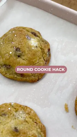 Perfect cookie edges every time! 🍪  This simple trick guarantees a bakery style finish for your cookies every. single. time. All you need is a round glass or jar the same size of your cookies then gently place the opening of the glass over your cookies while they're still warm. With the glass covering your cookie completely, give  it a few light shakes to round out your cookie edges like you see here in this reel.  And that's it! All your cookie edges will be perfectly, consistently round!  #howtocakeit #baking #bakinghacks #bakingtips #cookies 