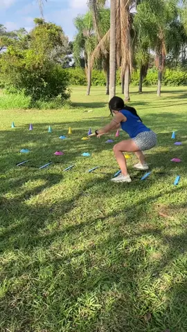 Circuito feito com escada, chapeus e cones para suar muitooooo. Repetições 3x, corda pulei 3x30 segundos. . . . . #corda #escada #cone #bike #bicicleta #cardio #circuito #queimargordura #queimarcalorias #natureza #parque #vidasaudavel #qualidadedevida #emagrecimento #saude 