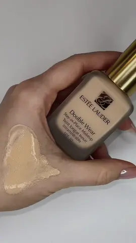 Estee Lauder Double Wear Stay-in-Place Makeup SPF10 - 1C1 Cool Bone 🩷  Тональний не продаємо, але хотіла поділитися відтінком та свотчем, можливо комусь допоможе 🤗 #esteelauder #foundation 