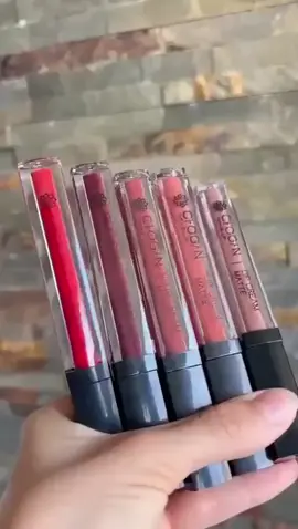 Aujourd’hui je vous parle du Lip Cream Matte Chogan ✨👄 C’est un rouge à lèvres liquide qui donne aux lèvres une couleur intense💄 et incroyablement mate😍. Il donne du caractère et de la forme sans précédent🔥. Grâce à la concentration raffinée de pigments et à la formulation incroyablement douce et légère ☘️, il remplit les lèvres de couleur pour un résultat longue durée⏱️, à l'épreuve des baisers 💋💋