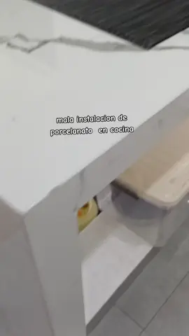 cocina en mal.estado debido a la mala instalación  del enchapado , #porcelanato #maltrabajo😡😡😡 #viral #fly #cocina 