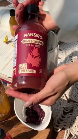 ¿Hidratarse de una manera diferente y divertida? 🤔 Sí es posible. 😌🤤❤️ Adquiere YA, nuestro vinagre de manzana de flor de Jamaica y explora un mundo de beneficios para tu organismo. ✨