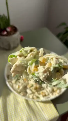 Recette en description 👇⁣ ⁣ Salade au yaourt et curry 🥗⁣ ⁣ 👉 Votre bilan gratuit dans le lien en bio⁣ ⁣ 🌟 Ingrédients :⁣ - 2 cas de yaourt grec⁣ - 1 cac de curry⁣ - Le jus d'un demi-citron⁣ - Sel⁣ - 90g de poulet effiloché⁣ - Laitue⁣ - 3 cas de maïs⁣ ⁣ 👉 Votre bilan gratuit dans le lien en bio⁣ ⠀⁣ 🌟 Instructions :⁣ 1. Suivre les étapes de la vidéo. Bon appétit 💚⁣ ⁣ 👉 Votre bilan gratuit dans le lien en bio⁣ ⁠⁣ by @diyetisyenletafet⁣ #salade #curry #recettefacile #recette #miam #perdredupoids #alimentation #maigrirensemble #instaregimeuse #mangerbien #dietetique #alimentationsaine #minciravecplaisir #teamfitcats #maigrir #recetteshealthy #miammiam #sain #equilibre #equilibrealimentaire #mieuxmanger #famillehealthy 