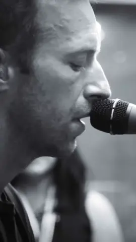 A sky full of stars acustica, tem um brilho único✨ #coldplay #chrismartin #askyfullofstars #foryoupage #fy 