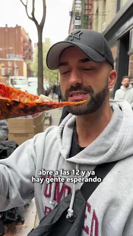 Slice obligatorio en tu viaje a NY 🗽🍕 Una masa ligera, muy crujiente, equilibrio perfecto y por 5,5€. En @lindustriebk saben hacer las cosas y la afluencia de gente te lo dice, si vais recordad que suele haber fila de espera, en horas punta llega hasta la hora 😅. Y si eres más de burgers, permaneced atentos porque en breves tenéis los sitios indispensables de 🍔 NY de la mano de @hundredburgers_  #pizza #newyork #newyorkpizza #pizzanewyork #food #Foodie #nuevayork #travel #pizzaslice #slicepizza #fastfood #fpy #parati #nuevayorkcity 