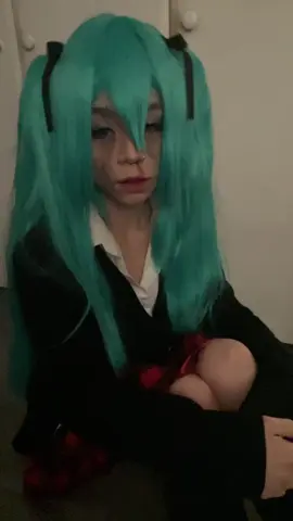 ［ 🩵🩹；he ／ him ］that ' s  why  my  wrists  are  so  sore ｡｡｡ #miku #hatsunemiku #hatsunemikucosplay #rollinggirl #rollinggirlcosplay #rollinggirlmiku #rollinggirlmikucosplay #hatsunemikurollinggirl #hatsunemikurollinggirlcosplay #mikuhatsunecosplay #mikuhatsune #mikuhatsunerollinggirl #mikucosplayer #cosplay #cosplayer #chile #cosplayer