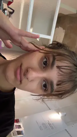 iced latte vegano e caramelo no meu beiço e na minha unha