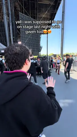 i didnt end up on stage cuz i was breaking up a fight between my littlest pet shop dogs but love her and no doubt anyway💙 #gwenstefani #nodoubt 