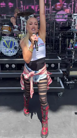 im the biggest no doubt fangirl❤️ was such an honor to sing with them at @coachella last night!!! ily @Gwen Stefani !!!!