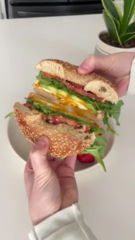 Best meal of the day🤤 #breakfast #breakfastideas #healthyrecipes #Recipe #whatieatinaday #EasyRecipe #bagelsandwich 