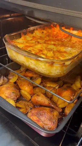 Bora pra mais um almoço de domingo? ❤️ Coxa e sobrecoxa assadas e conchilione recheado 🍗 Tempero frango: 2kg de coxa e sobrecoxa  250g de maionese  5 colheres de sopa de mostarda 1/2 xíc de azeite  2 colheres de sopa de molho de pimenta  5 colheres de sopa de shoyu  Suco de 1 limão Açafrão, pimenta, sal e orégano  Massa: 400g de conchilione  250g de cream cheese ou catupiry  200g de queijo prato 100g de salame Orégano e pimenta  Molho: 3 colheres de sopa de manteiga  3 colheres de sopa de farinha trigo 1litro de leite Suco de 1 limão Noz moscada e sal  . #receita #receitas #comida #comidas #almoço #almoçodedomingo #maionese #frango #frangoassado #conchiglie #conchilione 