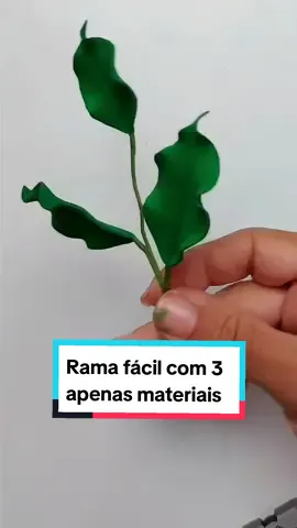 1️⃣ - Salva para fazer suas raminhas depois 🤩🌿 2️⃣ - Me segue @clubepourlemon para aprender mais 3️⃣ - Vamos as medidas e materiais 👇🏻 Para cada folha eu utilizei um quadrado de EVA de 6x6cm. Pintei com tinta PVA fosca verde musgo (mas pode ser a cor verde que preferir). O arame que utilizei foi o de número 20 e a fita floral foi verde natural. 😎🤗 #bolofake #gomaeva #fakecake #artesanato #handmadecraft #confeiteira 