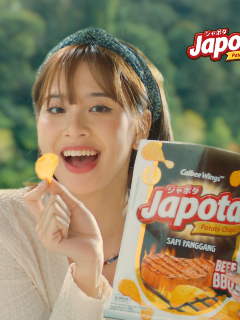 Ini dia varian baru yang jadi idola member JKT48, Japota Sapi Panggang 🥩🥳 Keripik kentang asli yang krenyes dan tipis, ditambah taburan bits sapi panggang asli, bikin Japota Sapi Panggang #EnaknyaGakCukupSatu! 😋 Yuk buruan ke Indomaret, Alfamart atau supermarket terdekat dan rasain sendiri enaknya Japota Sapi Panggang, varian favorit member JKT48 💨 #Japota #VideoJapotaXJKT48 #JapotaSapiPanggang #JapotaxJKT48 #EnaknyaGakCukupSatu