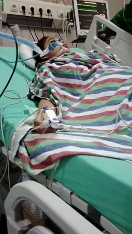 semoga cepat bangun dari koma nya kamu adik ku amin yerobbol Al-Amin 🤲🤲🤲😭😭😭