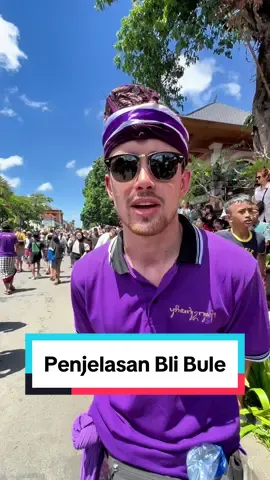 Penjelasan dari salah satu bule yang mengenakan baju seragam Kulawarga Puri Agung Ubud