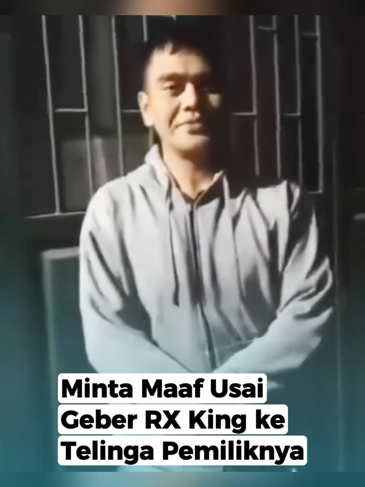 Asep Amar Restu Kurniawan alias Asmon, pria yang viral beberapa hari lalu karena memaksa pengendara RX King untuk mendengarkan suara geberan motornya sendiri di Ciwidey, Bandung, meminta maaf karena sudah melakukannya. - Asmon mengaku hal itu adalah masalah pribadi, bukan dengan organisasi RX King. Ia melakukannya agar pengendara RX King dengar sendiri suara geberan motornya. . . #jabarekspres  #rxking  #rxkinggeber  #ciwidey