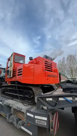 De #hitachi UH04 werd afgelopen vrijdag na bijna twee jaar weer van stal gehaald voor de open dag van Schoenmakers grond-, weg- en waterbouw in Beverwijk. In 2022 is de machine zorgvuldig gerestaureerd door een team van vier collega’s in Oosterhout. Dit had alles te maken met het 50-jarig jubileum van HCME in Amsterdam. #graafmachines #oldtimer #excavator #hitachiconstructionmachinery #constructionequipment