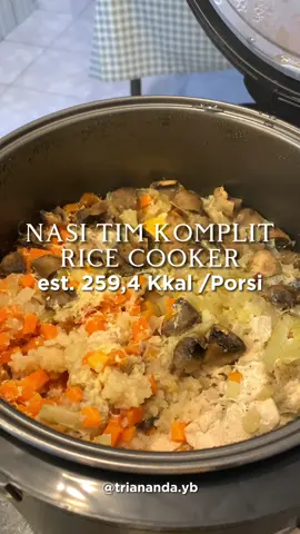 Kalau kalian lagi mager masak, pengen satset tapi harus lengkap juga? yaudah mending bikin Nasi Tim Komplit ini aja karena cuma pake rice cooker doang gampang banget 😆 Apalagi kalau masaknya pake Rice Cooker CMW 520 dari SEKAI, udah low watt terus tinggal cetekin aja masakannya jadi mateng sempurna ✨ Kalian cek aja deh @Sekai Home kalau mau punya rice cooker samaan kaya akuu 😉 Nasi Tim Komplit Rice Cooker ✅ Bahan : 2 cup Beras 200gr Dada Ayam Fillet 2 butir Telur Ayam 100gr Jamur Kancing 50gr Wortel 65gr Bawang Bombay 2 siung Bawang Putih ± 1,5 ruas jari Air Mineral Bahan Saus : 2 sdm Soy Sauce 2 sdm Kecap Manis 1 sdm Saus Tiram 1 sdt Kecap Ikan 1 sdt Minyak Wijen Bumbu Pelengkap : 1 sdt Kaldu Bubuk 1 sdt Lada Bubuk 3gr Gula/Stevia Cara Membuat : 1. Persiapkan semua bahan-bahan terlebih dahulu (ex. Potong wortel, jamur, bawang dan ayam)  2. Masukkan beras yang sudah dicuci ke dalam panci rice cooker, tambahkan air dan dilebihin sedikit dari masak nasi seperti biasanya. 3. Tambahkan kondimen-kondimen berikut dengan saus dan perbumbuannya. 4. Masak dan tunggu hingga matang, Enjoy! #RiceCooker #RiceCookerTahanBasi #RiceCookerSekai #SEKAIpilihanku #nasitim #resepsimpel #menudiet #resepsehat #serunyakuliner #reseptiktok 