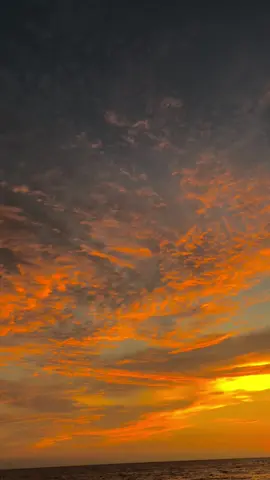 ❤️🌻🌻#penikmatsenja #sunset #senjasorehari #sunsetbeach #timurstory #lagutimur 